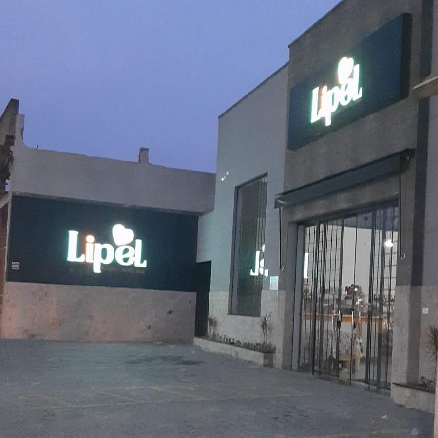 Fachada com letreiro luminoso